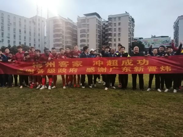 她的腰身戏弄